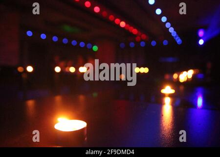 Uno sfondo sfocato con luci bokeh colorate Foto Stock