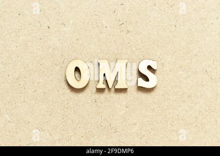 Lettera alfabetica in parola OMS (Abbreviazione del sistema di gestione degli ordini o del sistema di gestione delle operazioni) su sfondo di legno Foto Stock