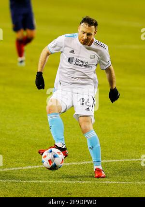 Chicago, USA, 17 aprile 2021. Major League Soccer (MLS) New England Revolution il centrocampista Tommy McNamara gestisce la palla contro il Chicago Fire FC al Soldier Field di Chicago, Illinois, USA. Partita terminata 2-2. Credit: Tony Gadomski / All Sport Imaging / Alamy Live News Foto Stock