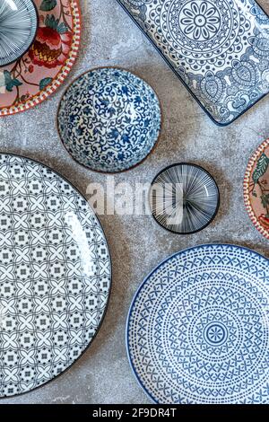 in stile arabo piatti colorati in ceramica e posate per la vendita in un  mercato di strada stalla Foto stock - Alamy