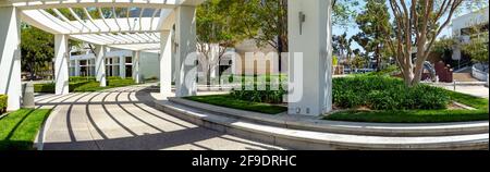 Panoramica della Biblioteca pubblica di Cerritos, un punto di riferimento urbano moderno nella California meridionale. Foto Stock