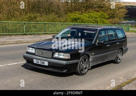 1995 90 anni Novanta blu Volvo 850 T5R 2310 cc station wagon; veicoli in movimento, automobili, veicoli in movimento su strade del Regno Unito, motori, attraversamento di ponti autostradali, Manchester, Regno Unito Foto Stock