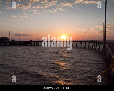 Tramonto su Derby Pier e King Sound, West Kimberley, Australia Occidentale Foto Stock