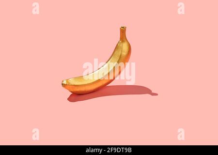 Trendy Sunlight Summer , realizzata con banana gialla su sfondo rosa chiaro e luminoso. Concetto estivo minimo. Foto Stock