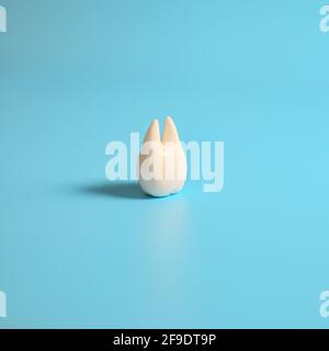 Dente , tema ortodontico dentale su superficie blu . Foto Stock