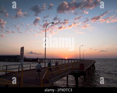 Tramonto su Derby Pier e King Sound, West Kimberley, Australia Occidentale Foto Stock