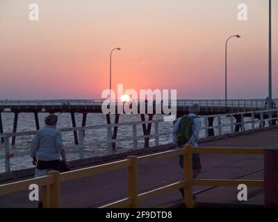 Tramonto su Derby Pier e King Sound, West Kimberley, Australia Occidentale Foto Stock