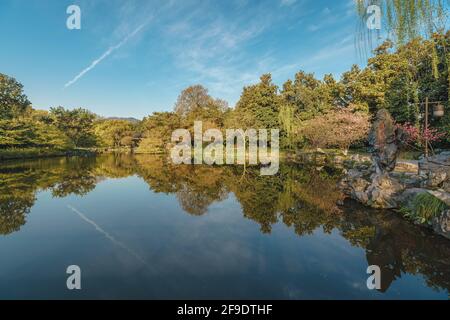 Paesaggi naturali nel Parco di Huagang, Lago Ovest di Hangzhou, Cina. Traduzione in cinese per: Huagang Park. Foto Stock