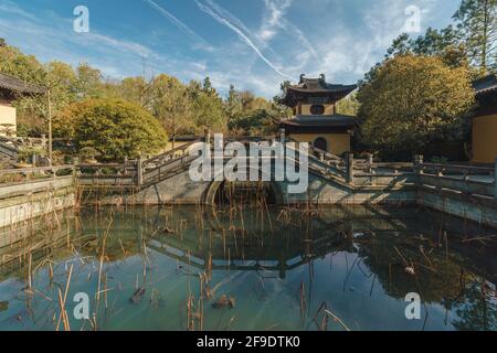 Edifici e paesaggio nel tempio Huiyin Jaili, vicino al Lago Ovest a Hangzhou, Cina Foto Stock