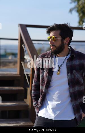 Un colpo verticale di un giovane spagnolo su un giornata di sole in spiaggia Foto Stock