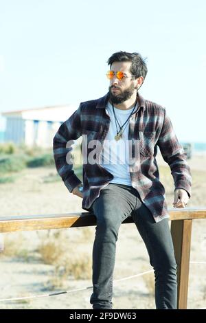 Un colpo verticale di un giovane spagnolo su un giornata di sole in spiaggia Foto Stock