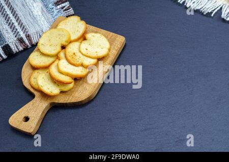 Cubetti di pane croccanti, briciole secche, crostini crostati o cracker arrostiti. L'uso di cibo di pane senza spreco Foto Stock