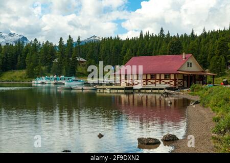 Boathouse sul lago Maligne, Alberta, Canada Foto Stock