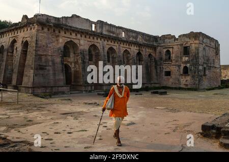 Mandu, India - Marzo 2021: Un uomo che visita l'Hindola Mahal. E' una grande sala riunioni nell'antica città indiana di Mandu il 15 marzo 2021 a Mandu Foto Stock