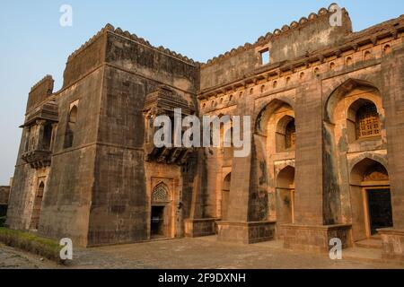 Hindola Mahal è una grande sala riunioni nell'antica città indiana di Mandu, Madhya Pradesh, India. Foto Stock