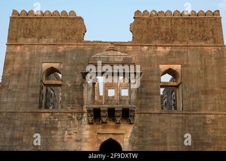 Hindola Mahal è una grande sala riunioni nell'antica città indiana di Mandu, Madhya Pradesh, India. Foto Stock