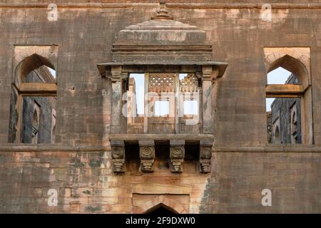 Hindola Mahal è una grande sala riunioni nell'antica città indiana di Mandu, Madhya Pradesh, India. Foto Stock