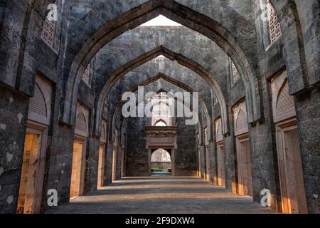 Hindola Mahal è una grande sala riunioni nell'antica città indiana di Mandu, Madhya Pradesh, India. Foto Stock
