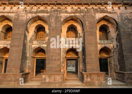 Hindola Mahal è una grande sala riunioni nell'antica città indiana di Mandu, Madhya Pradesh, India. Foto Stock