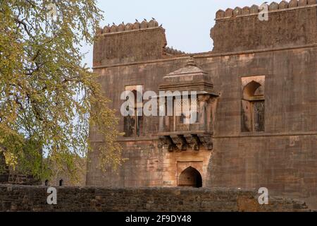 Hindola Mahal è una grande sala riunioni nell'antica città indiana di Mandu, Madhya Pradesh, India. Foto Stock