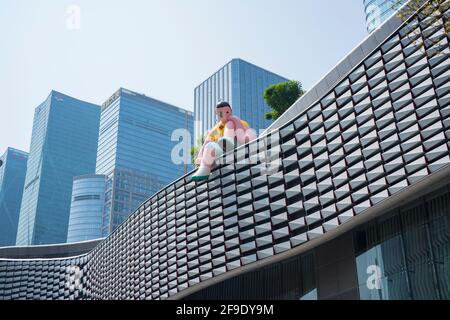 Shenzhen, Cina. Ottobre 2019. UN VIALE di giorno. Si tratta di un complesso di sviluppo Super High situato nell'area del CBD di Shenzhen, Cina. Foto Stock