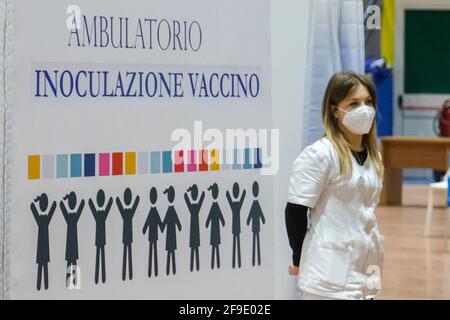 Pozzuoli, oggi, 16 aprile 2021, ASL Napoli 2 Nord apre un nuovo centro di vaccinazione all'interno della sala sportiva Alfonso Trincone di Monterusciello Foto Stock