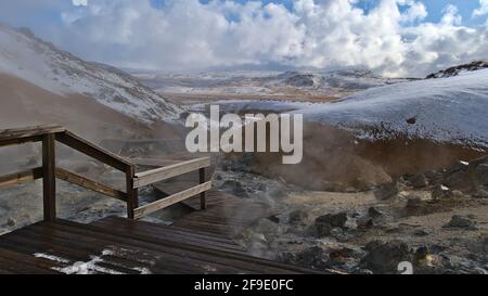 Bella vista della zona geotermica Seltún, parte del sistema vulcanico Krýsuvík, con sorgenti calde fumarole e fanghi a Reykjanes, Islanda. Foto Stock