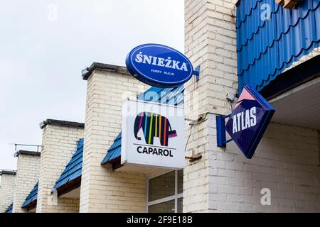 BIELORUSSIA, NOVOPOLOTSK - 17 APRILE 2021: Cartello presso il negozio Caparol, sniezka e atlas primo piano Foto Stock