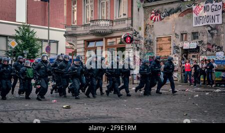 Sternschanze Amburgo - Germania 7 luglio 2017: Poliziotti che corrono a pieno regime alla dimostrazione. Foto Stock