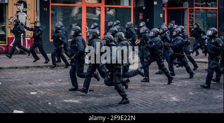 Sternschanze Amburgo, Germania - 7 luglio 2017: Poliziotti che corrono a pieno regime alla manifestazione. Foto Stock