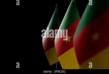 Piccole bandiere nazionali del Camerun su sfondo nero Foto Stock