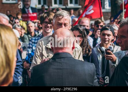 Aachen, Germania - 23 settembre 2017: Martin Schulz, candidato politico e socialdemocratico tedesco per la cancelliera incontra i cittadini durante l'elec Foto Stock