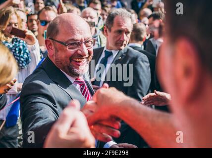 Aachen, Germania - 23 settembre 2017: Martin Schulz, candidato politico e socialdemocratico tedesco per la cancelliera incontra i cittadini durante l'elec