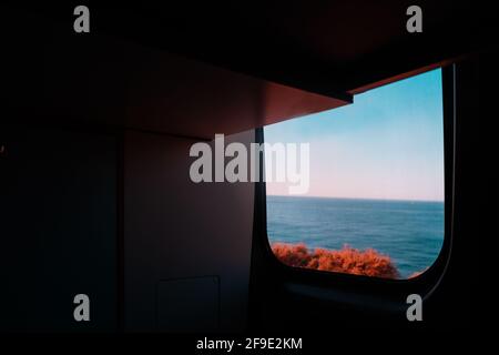 Una bella vista dal treno al mare in Portogallo Foto Stock