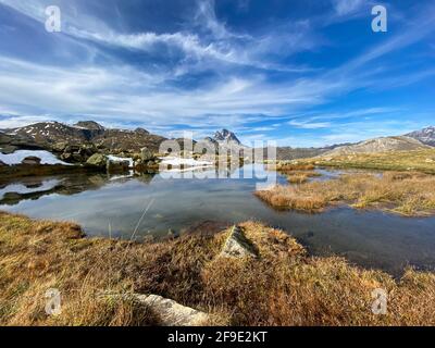 Vista sulle montagne e sui laghi di Anayet, nella zona di Portalet, nei Pirenei aragonesi vicino al confine francese. Huesca, Spagna. Paesaggio Foto Stock