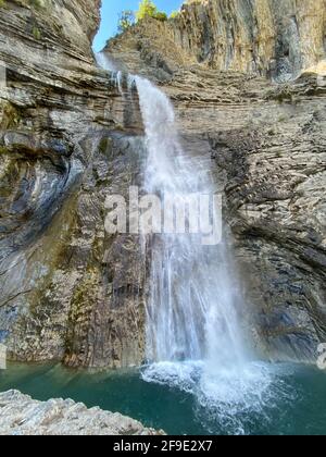 Sorrosal nella città di Broto, nei Pirenei aragonesi, che si trova a Huesca, Spagna. Vista Foto Stock
