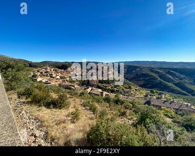 Vista della città di Alquezar, situato nei Pirenei aragonesi. Nella provincia di Huesca, Spagna. Paesaggio Foto Stock