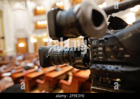 Bucarest, Romania - 14 aprile 2021: Dettagli con una videocamera Sony CineAlta con un obiettivo Fujinon utilizzato per una trasmissione di notizie dal vivo. Foto Stock