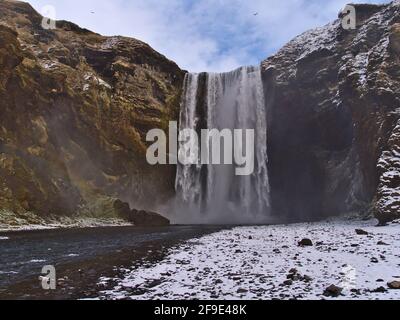 Bella vista frontale della splendida cascata Skógafoss (altezza 60 m), una popolare destinazione turistica sulla costa meridionale dell'Islanda vicino alla circonvallazione. Foto Stock