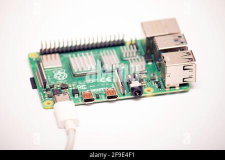 Kiev, Ucraina - 13 agosto 2020: Primo piano di un microcomputer alimentato a scheda singola Raspberry Pi 4 modello-B su sfondo bianco. Foto Stock