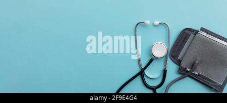Monitor per analisi della pressione sanguigna con uno stetoscopio su un blu sfondo Foto Stock