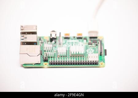 Kiev, Ucraina - 13 agosto 2020: Primo piano di un Raspberry Pi 4 Model-B alimentato su sfondo bianco. La RPI4 è una carta di credito di dimensioni singole mi Foto Stock