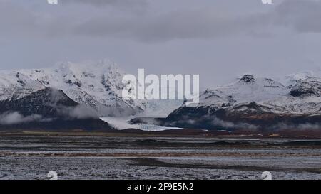 Vista frontale del maestoso ghiacciaio Svínafellsjökull, parte della calotta di ghiaccio Vatnajökull nell'Islanda meridionale, circondata dalle aspre montagne di Öræfajökull. Foto Stock