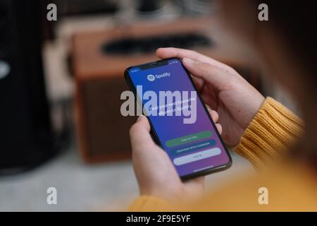 CHIANG mai ,THAILANDIA Apr 14 2021 : smartphone Apple iPhone Xs con app Spotify su schermo.Spotify è un servizio di musica digitale che vi dà accesso a. Foto Stock