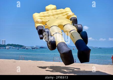 Grande aquilone a forma di robot a trasformatore a. Un festival di volo kite sulla spiaggia di Pattaya Thailandia Sud-est asiatico Foto Stock