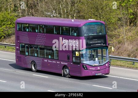 2016 Purple Volvo Vantage 5132cc PSV guida con targhe commerciali; traffico passeggeri pullman, veicoli PSV in movimento, autobus che guidano veicoli su strade del Regno Unito, motori di lusso, escursioni vacanze, vacanze e viaggi in motorizzazione sulla rete autostradale M6, Regno Unito Foto Stock