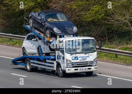 Specialisti dei centri di riparazione incidenti KC; veicoli in movimento danneggiati, auto in crash, camion di recupero veicoli che guidano su strade del Regno Unito, motori Porsche Boxster, automobilismo sulla rete stradale autostradale inglese M61 Foto Stock