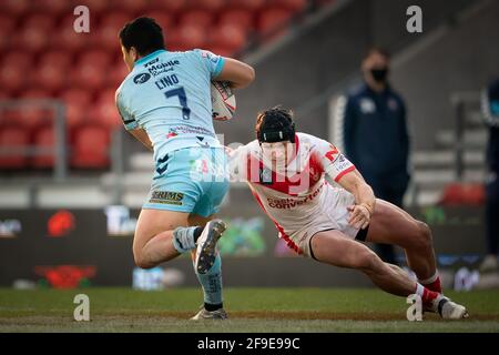 St Helens vs Wakefield Trinity, R3 Super League, 16 aprile 2021. Il Mason Lino di Wakefield Trinity è affrontato da Jonny Lomax di St. Helens Foto Stock