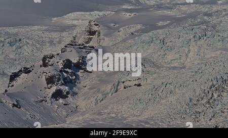 Vista mozzafiato sul lato ovest del vulcano Öræfajökull, parte di Vatnajökull, nell'Islanda meridionale con rocce aspre, grandi ghiacciai e ripide cascate di ghiaccio. Foto Stock