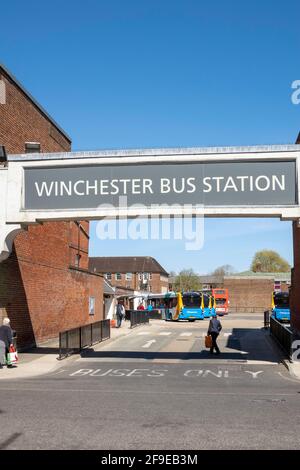 Winchester, Hampshire, Inghilterra, Regno Unito. 2021. La stazione centrale degli autobus, che serve la città e le zone di posa di Winchester, Inghilterra. Foto Stock